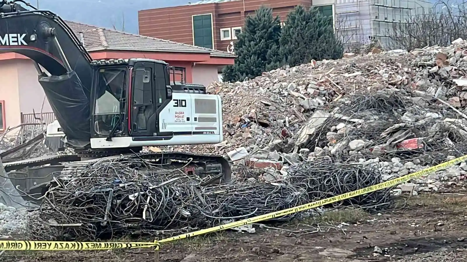 Düzce’de yıkım devam ediyor