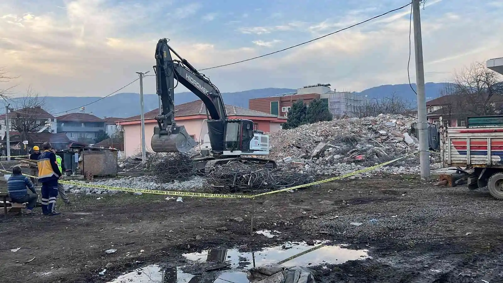 Düzce’de yıkım devam ediyor