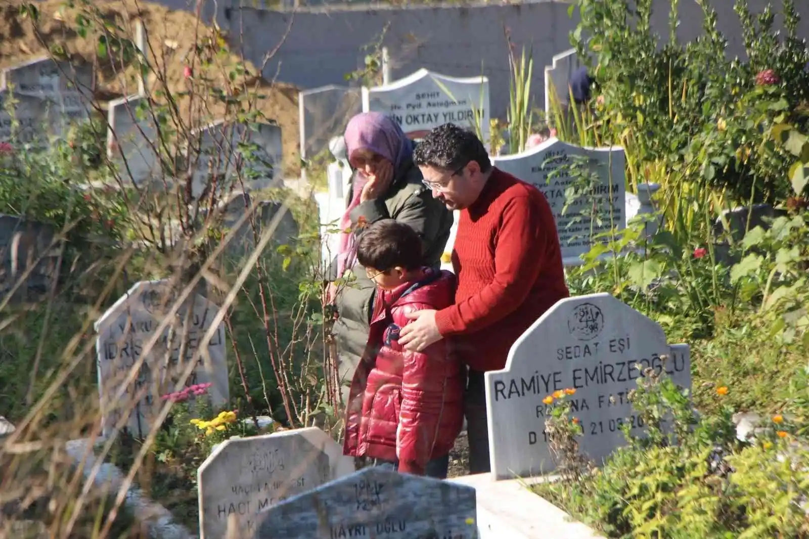 Düzce Depremi'nde yakınlarını kaybedenler mezarlıkları doldurdu