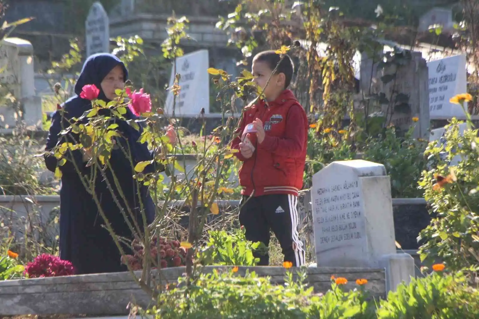 Düzce Depremi’nde yakınlarını kaybedenler mezarlıkları doldurdu