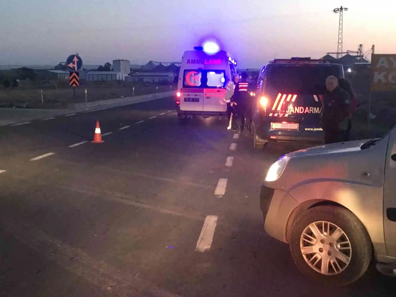 Edirne’de 2 otomobil çarpıştı, 2 kişi yaralandı