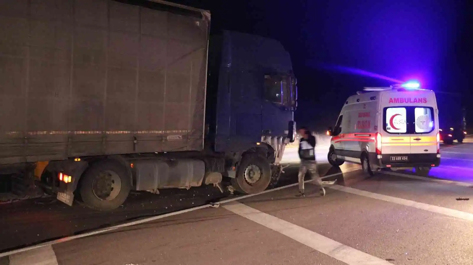 Edirne’de otomobil ile tır çarpıştı: 1 yaralı