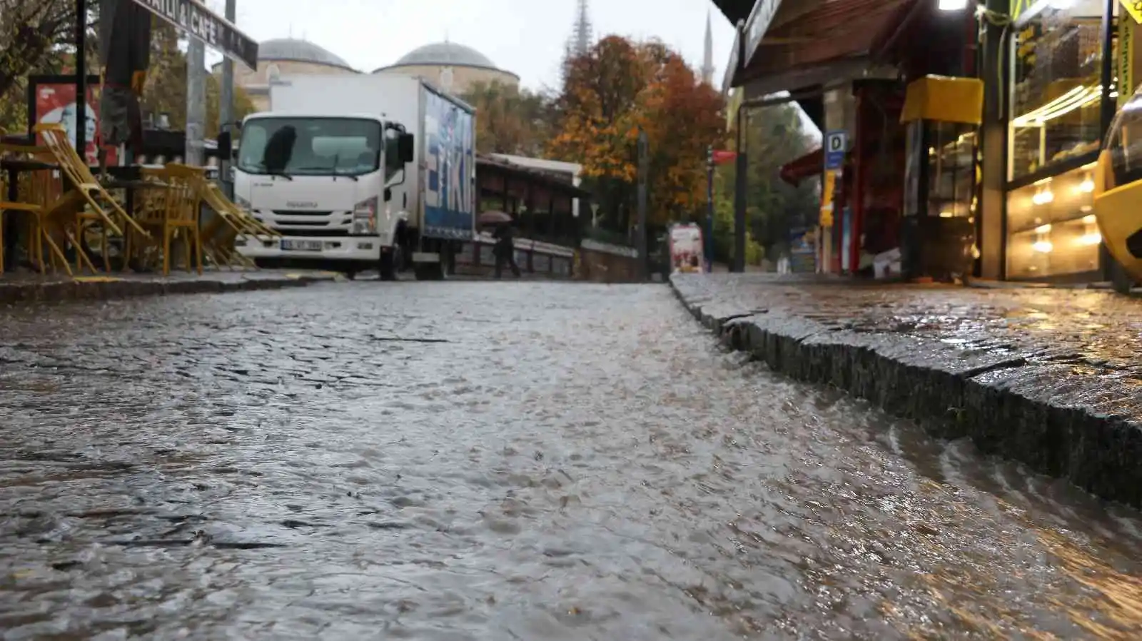 Edirneli vatandaşlar Belediyeye ateş püskürdü: “Venedik değil, Edirne”
