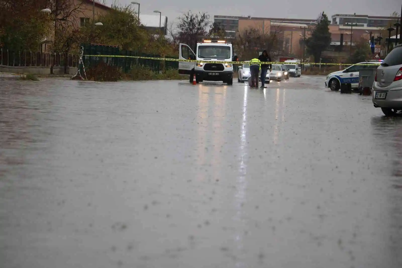 Edirneli vatandaşlar Belediyeye ateş püskürdü: “Venedik değil, Edirne”
