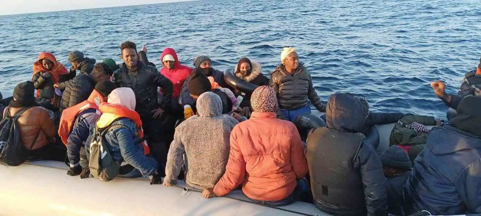 Ege Denizi'nde 63 göçmen yakalandı, 33 göçmen kurtarıldı