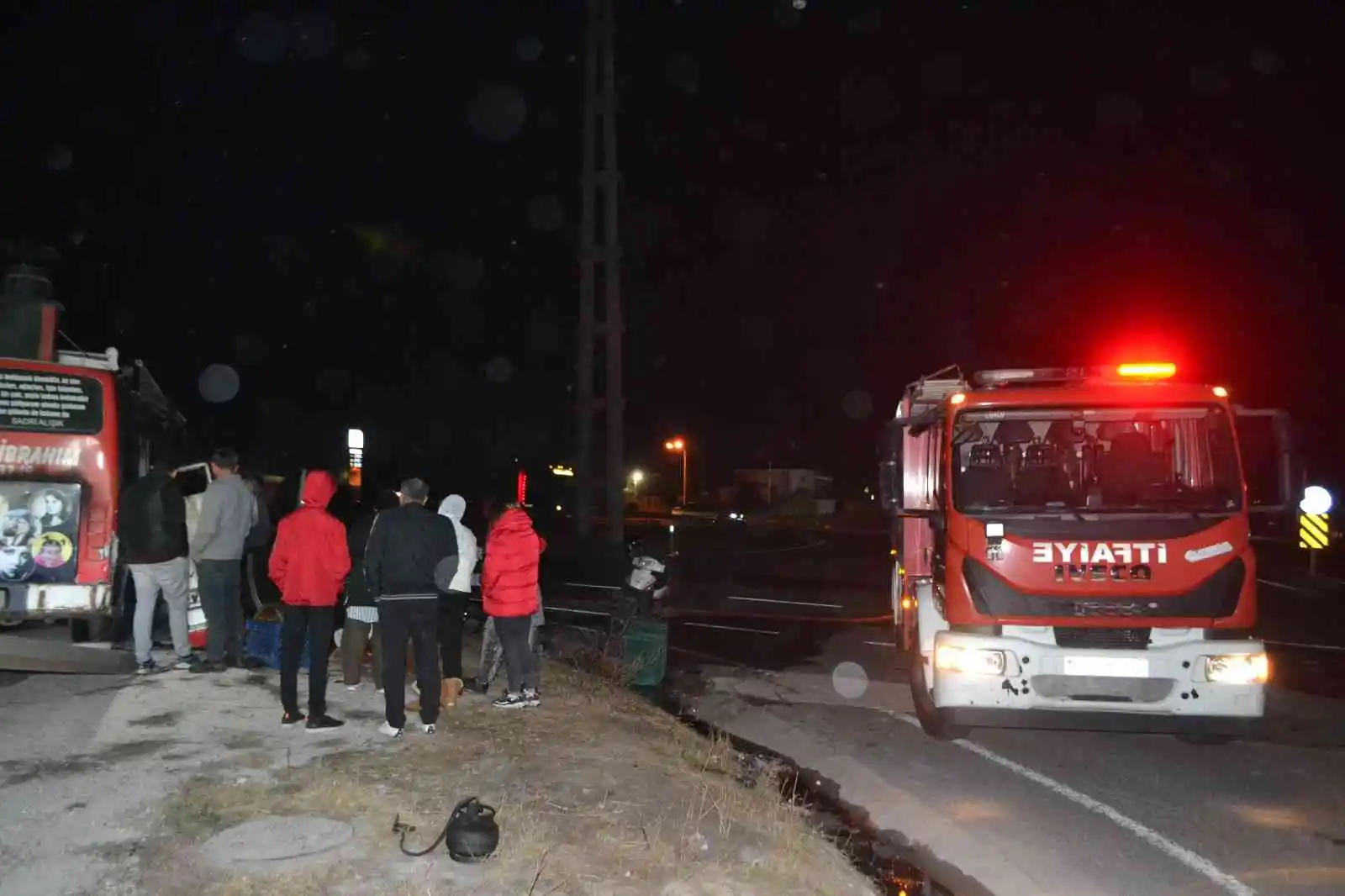 Ekmek teknesi küle döndü: “Vay gitti benim köfte arabam vay” diyerek hüngür hüngür ağladı
