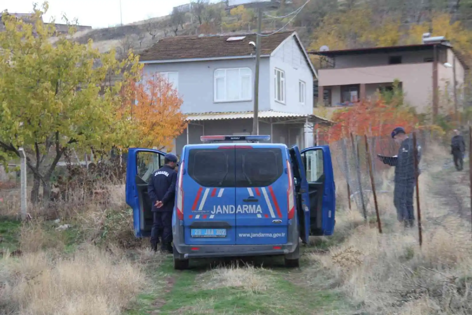 Elazığ’da bir köyü soyan hırsızlar, jandarmaya yakalandı
