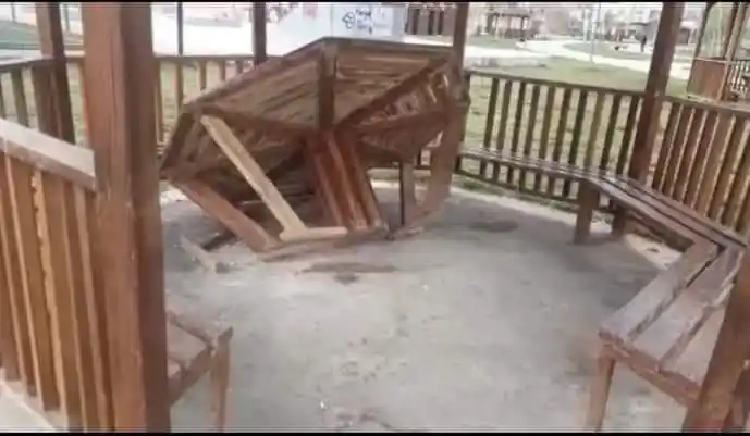Elbistan'da park ve mesire alanlarındaki kamelyalar tahrip edildi