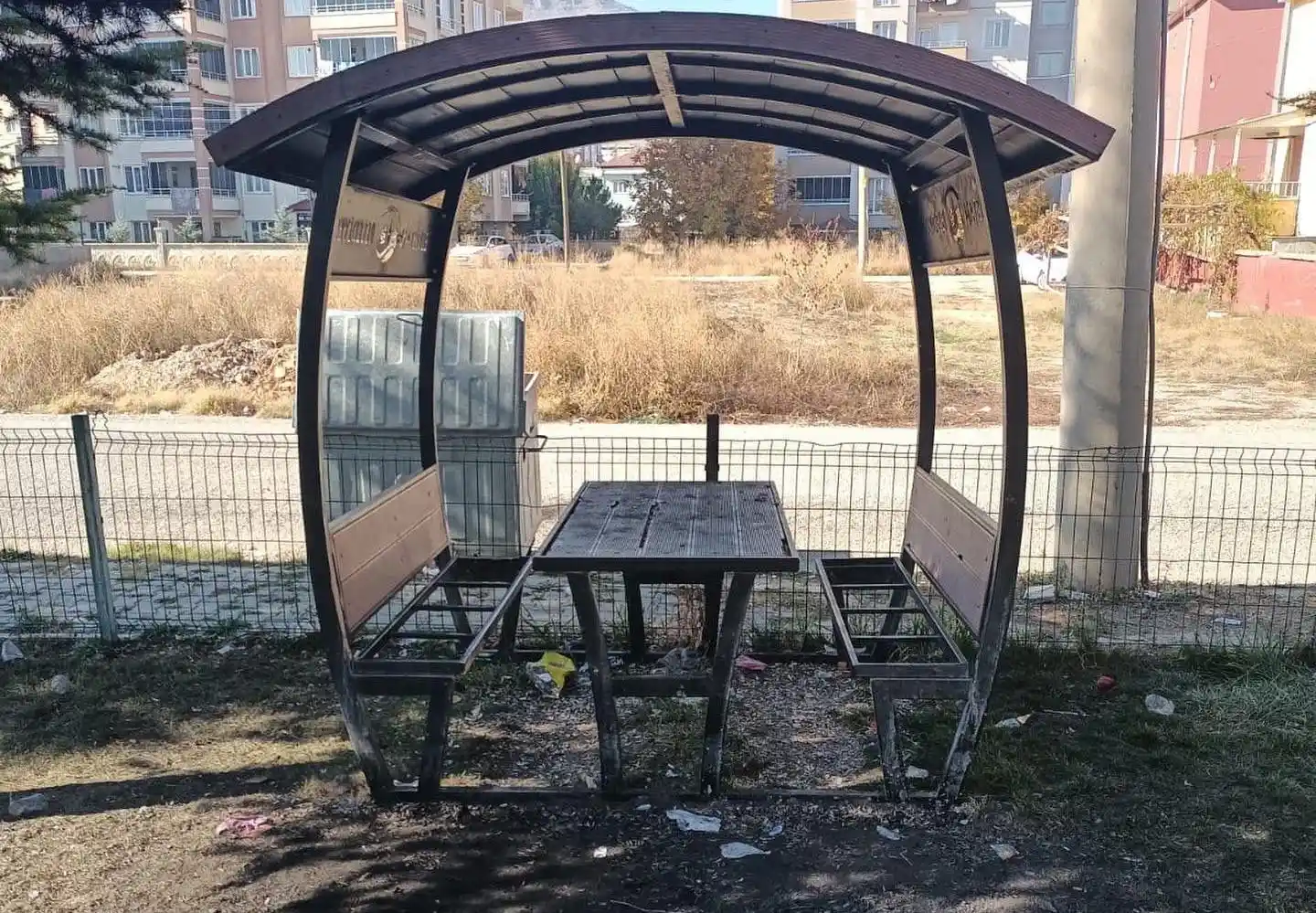 Elbistan’da park ve mesire alanlarındaki kamelyalar tahrip edildi