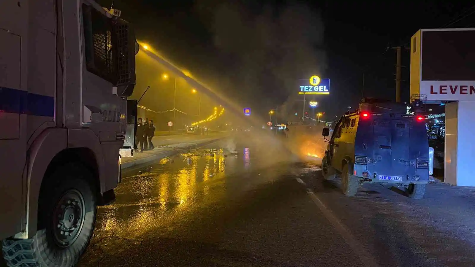 Elektrik sayaçlarının direklere çıkartılmasına tepki için lastik yaktılar, yolu trafiğe kapattılar
