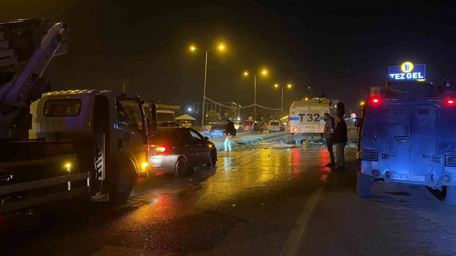 Elektrik sayaçlarının direklere çıkartılmasına tepki için lastik yaktılar, yolu trafiğe kapattılar
