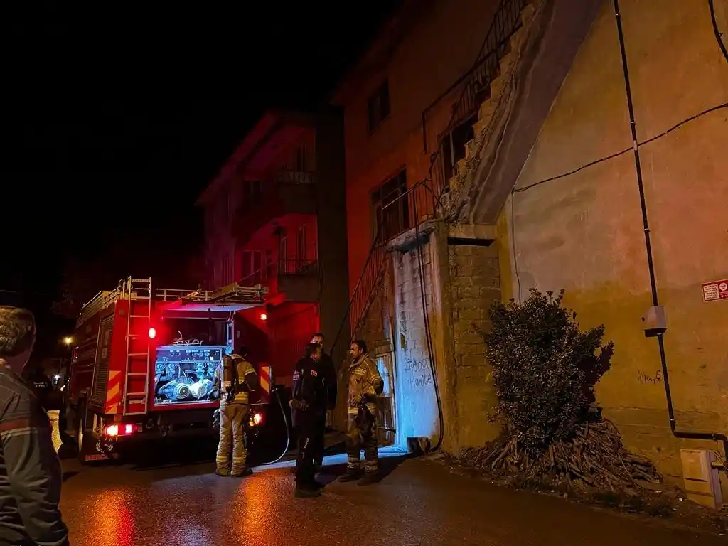 Elektrikli battaniyeden çıkan yangın paniğe neden oldu