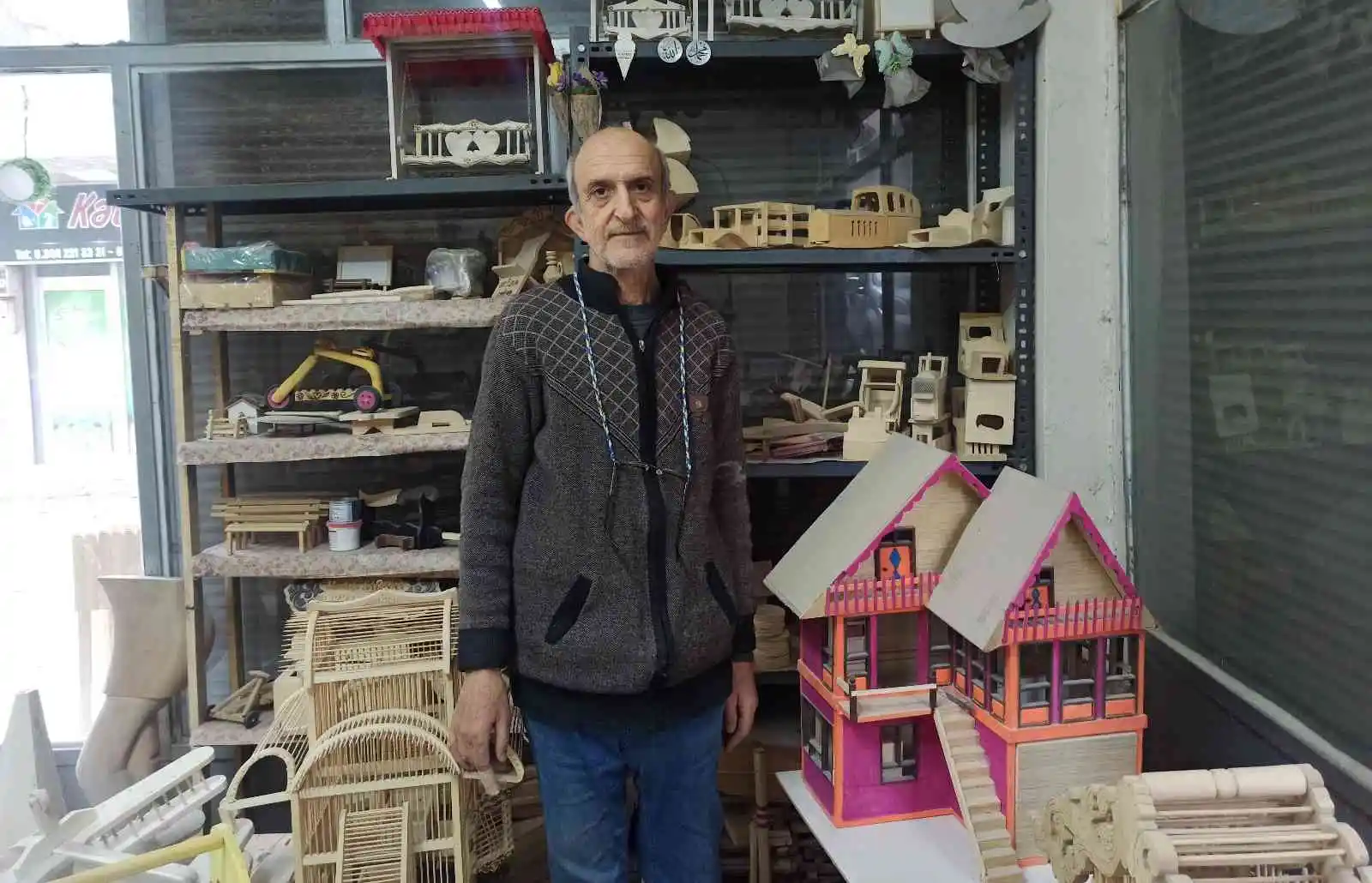 Emekli öğretmen 25 yıldır ahşap oyuncaklar yapıyor
