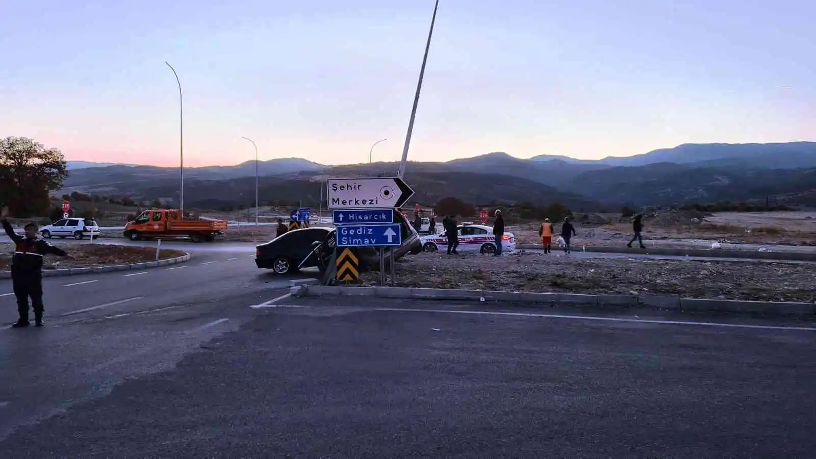 Emet’te iki otomobil çarpıştı: 1 ölü, 4 yaralı