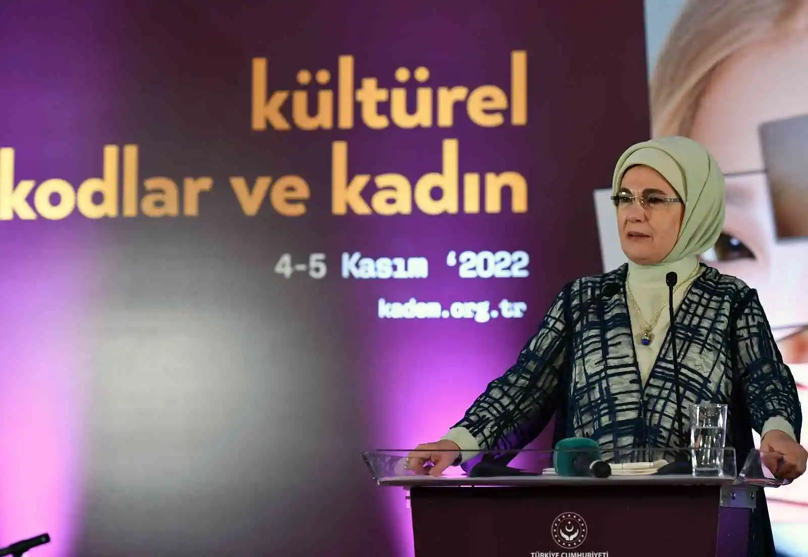 Emine Erdoğan: “Kadını hakikatinden kopararak yeniden şekillendirmeye çalışan bir gündemin içindeyiz”
