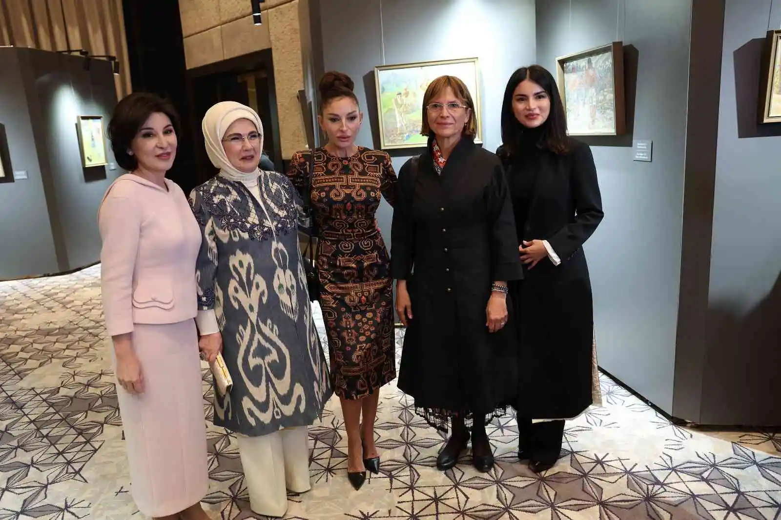 Emine Erdoğan, Özbekistan'da "Özbekistan'ın Renkleri" sergisini ziyaret etti