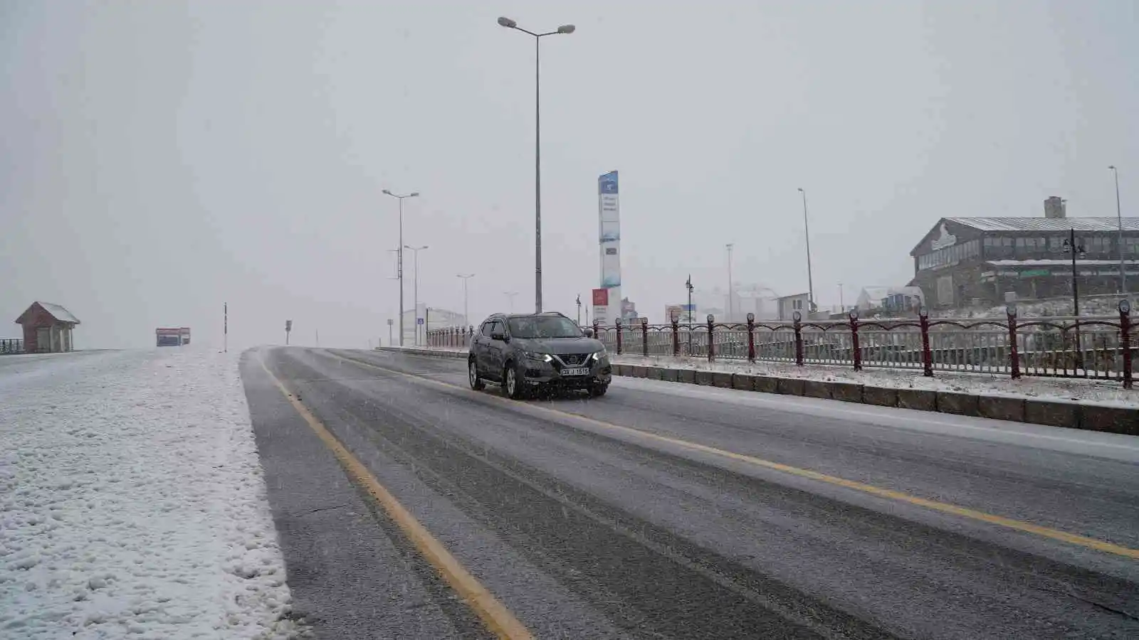 Erciyes’e lapa lapa kar yağdı