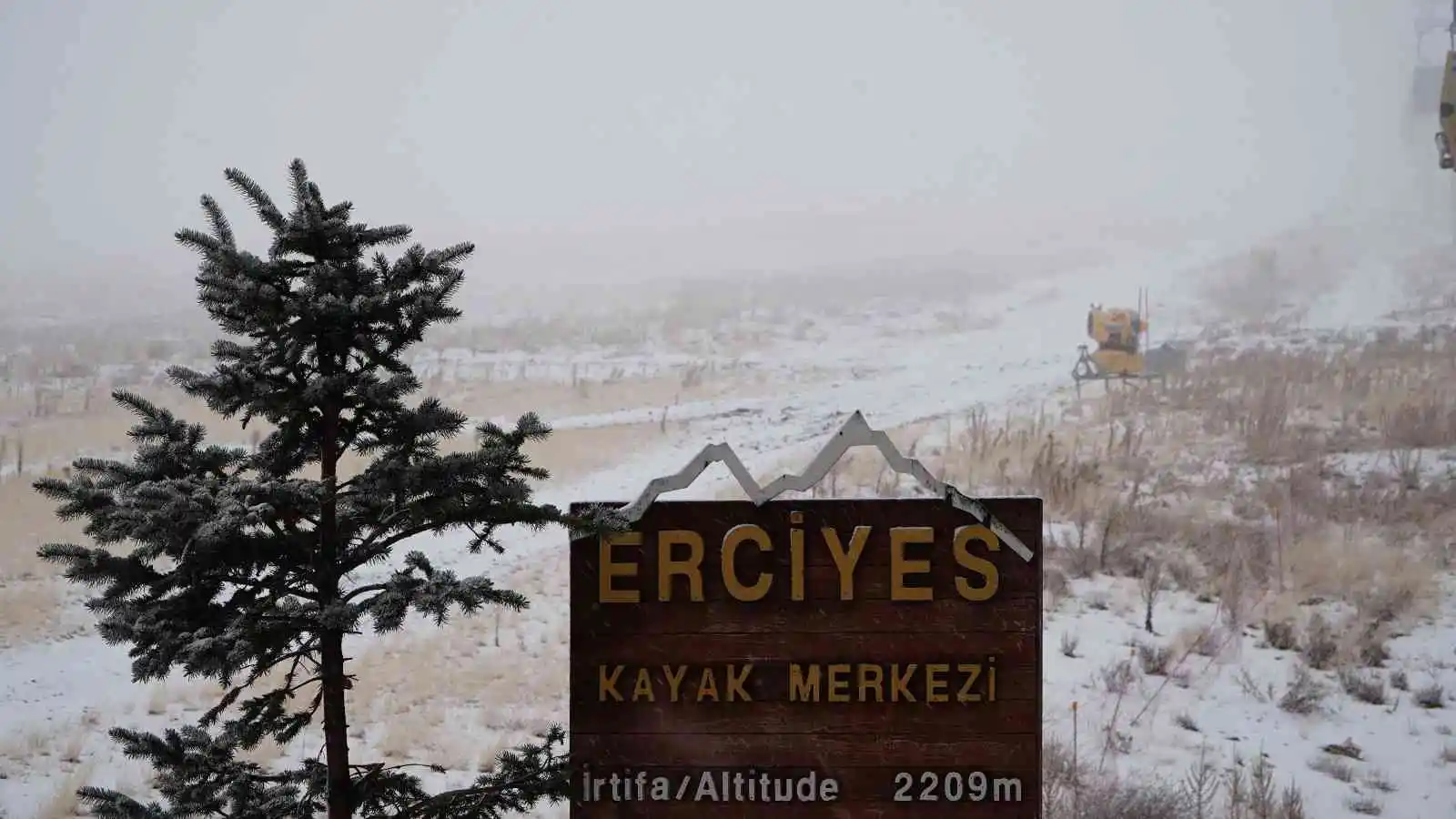 Erciyes’e lapa lapa kar yağdı