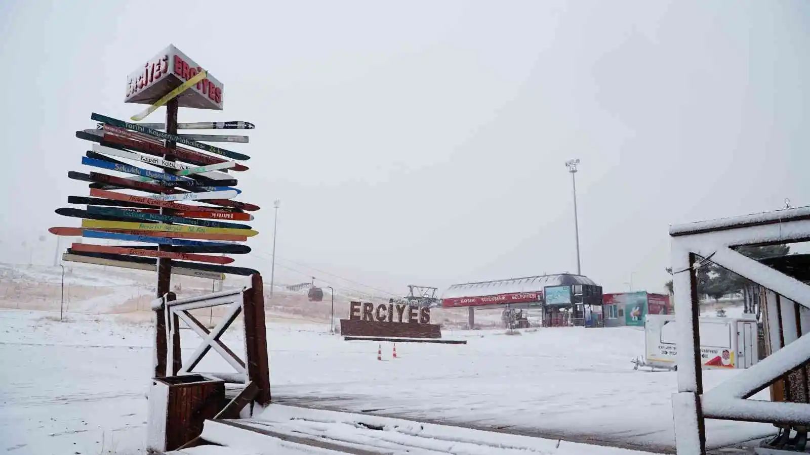 Erciyes’e lapa lapa kar yağdı
