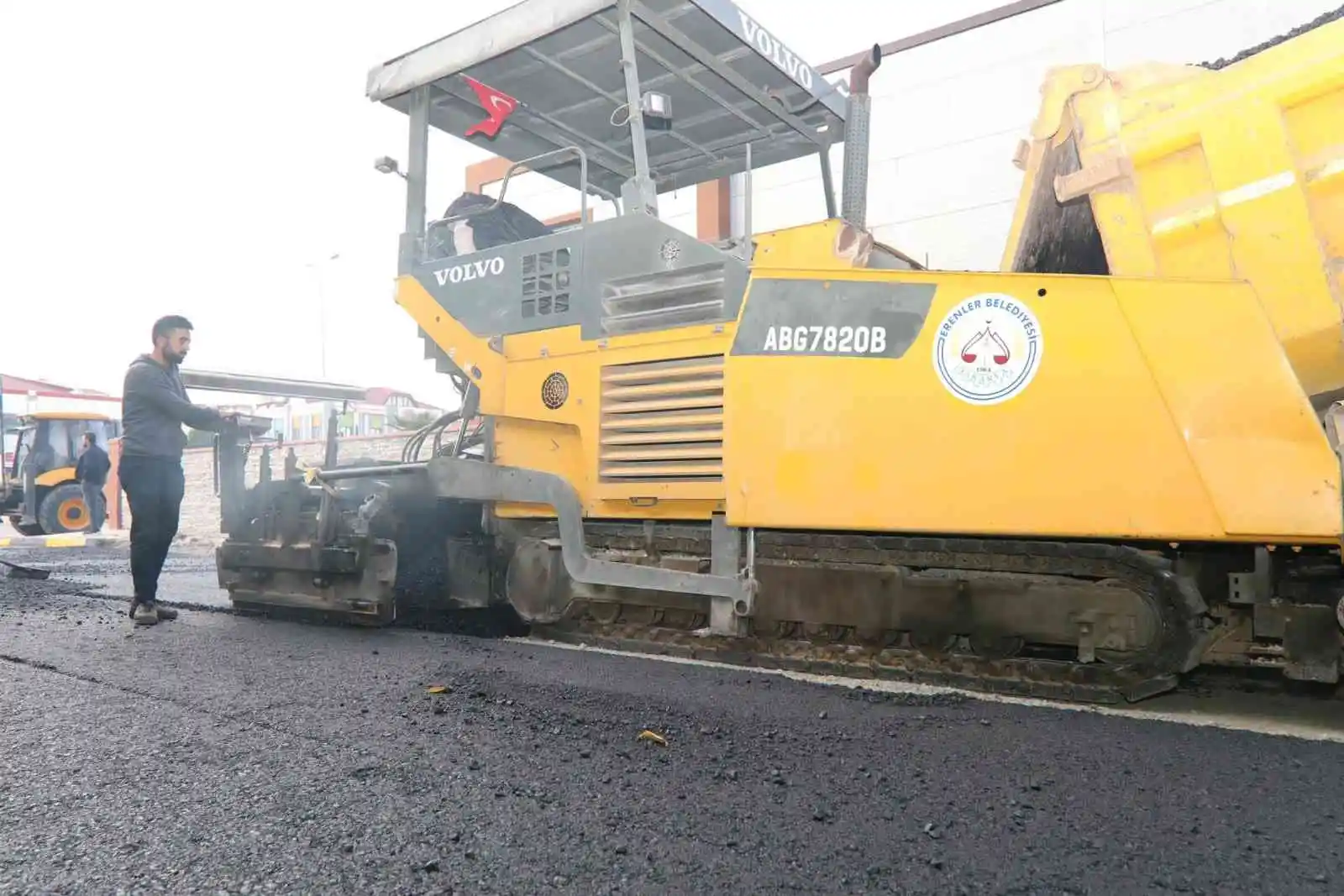 Erenler'de 15 sokak daha asfalt ile yenilendi
