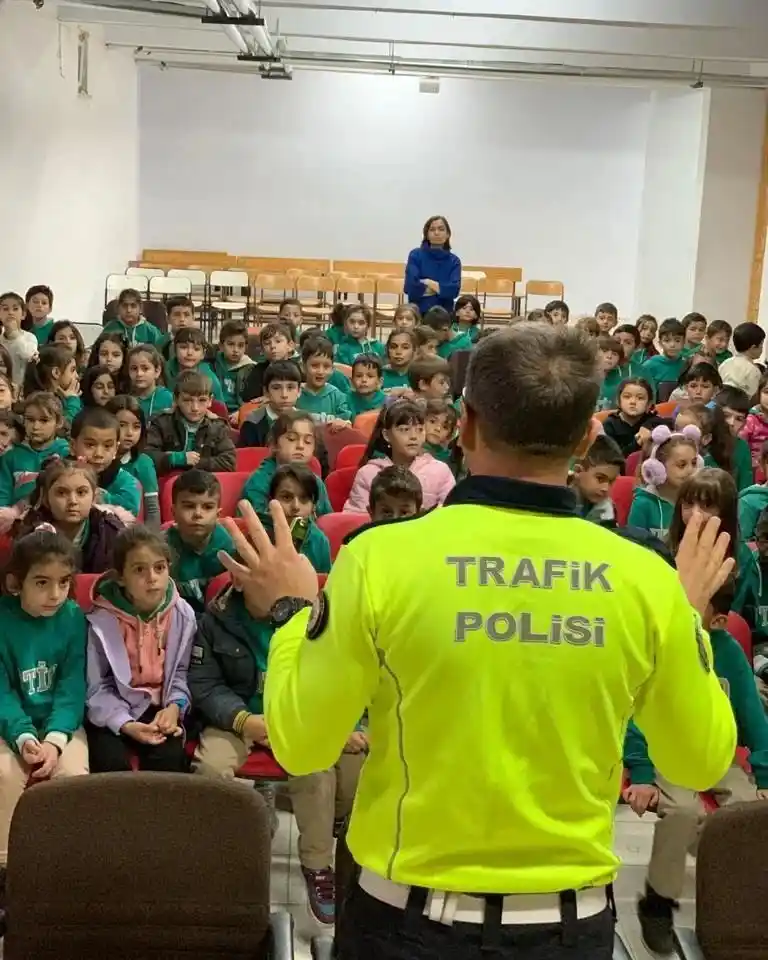 Erzincan’da minik öğrenciler “trafik dedektifi” oldu