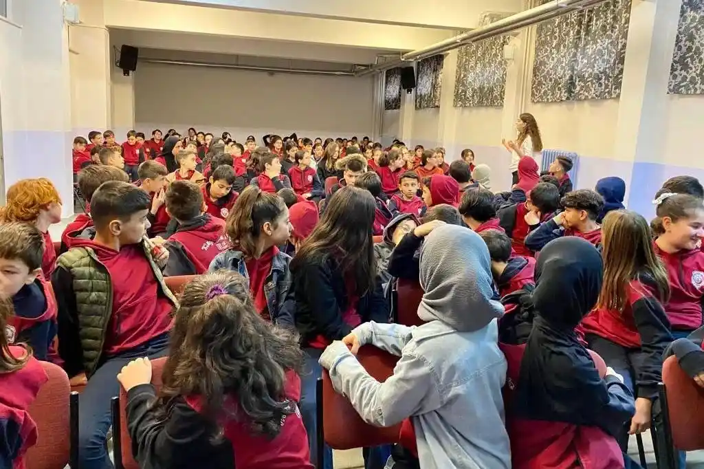 Erzincan’da öğrenci ve öğretmenlere suçtan korunma yöntemleri anlatılıyor