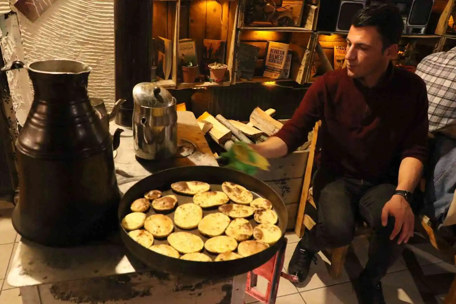 Erzincan’da soğuk kış gecelerinin vazgeçilmez lezzeti kaşarlı patates