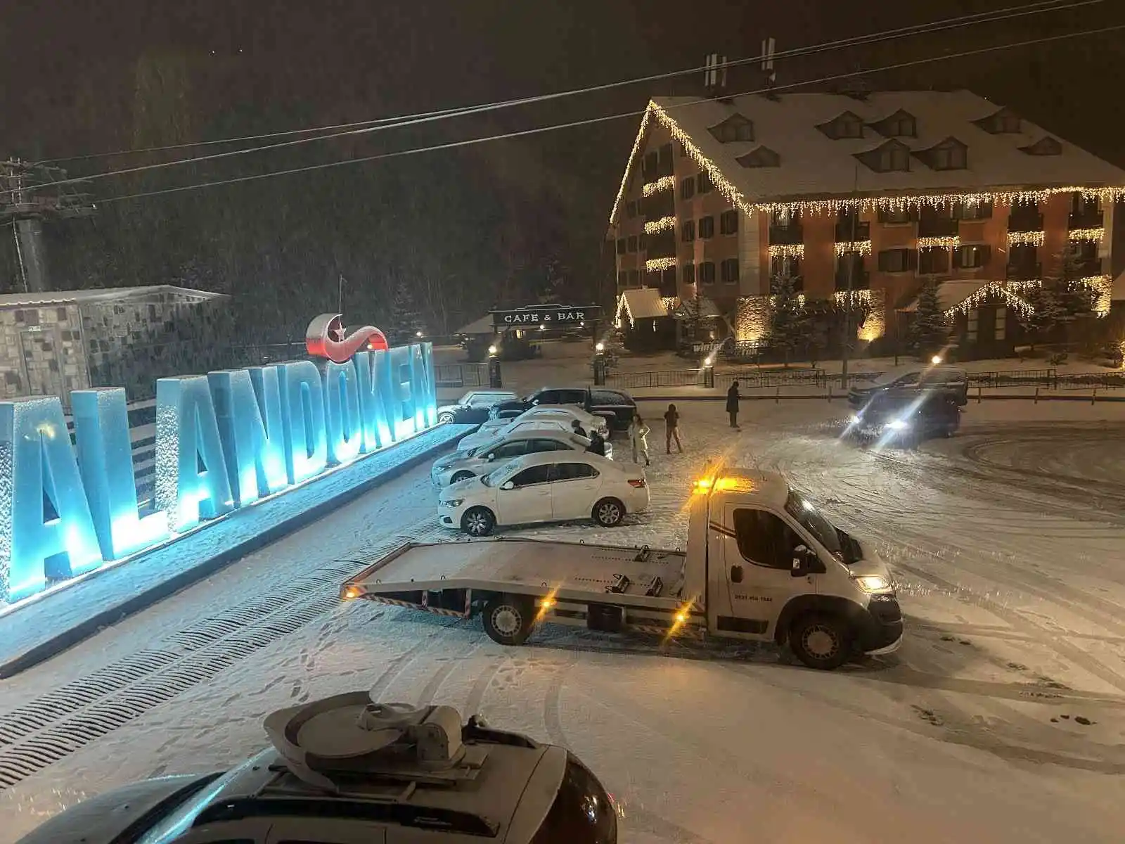 Erzurum beyaza büründü, vatandaşlar karın tadını çıkarttı
