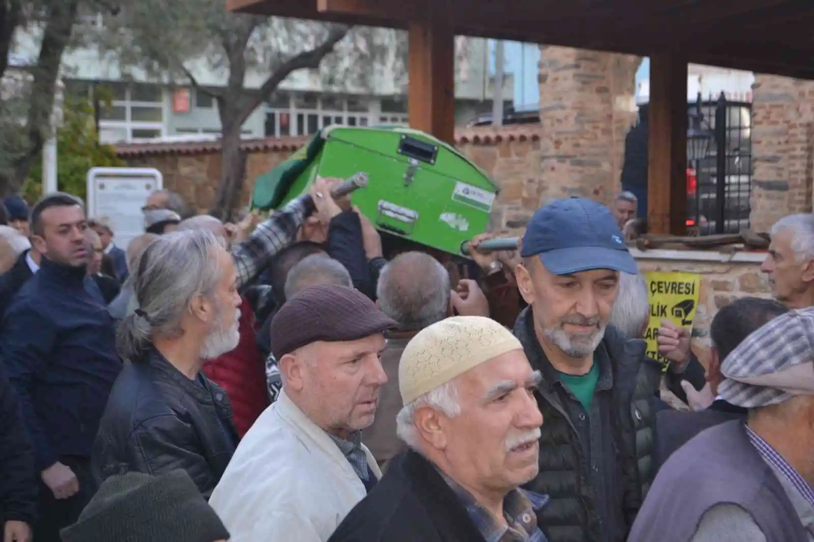 Eski başkan son yolculukta yalnız bırakıldı