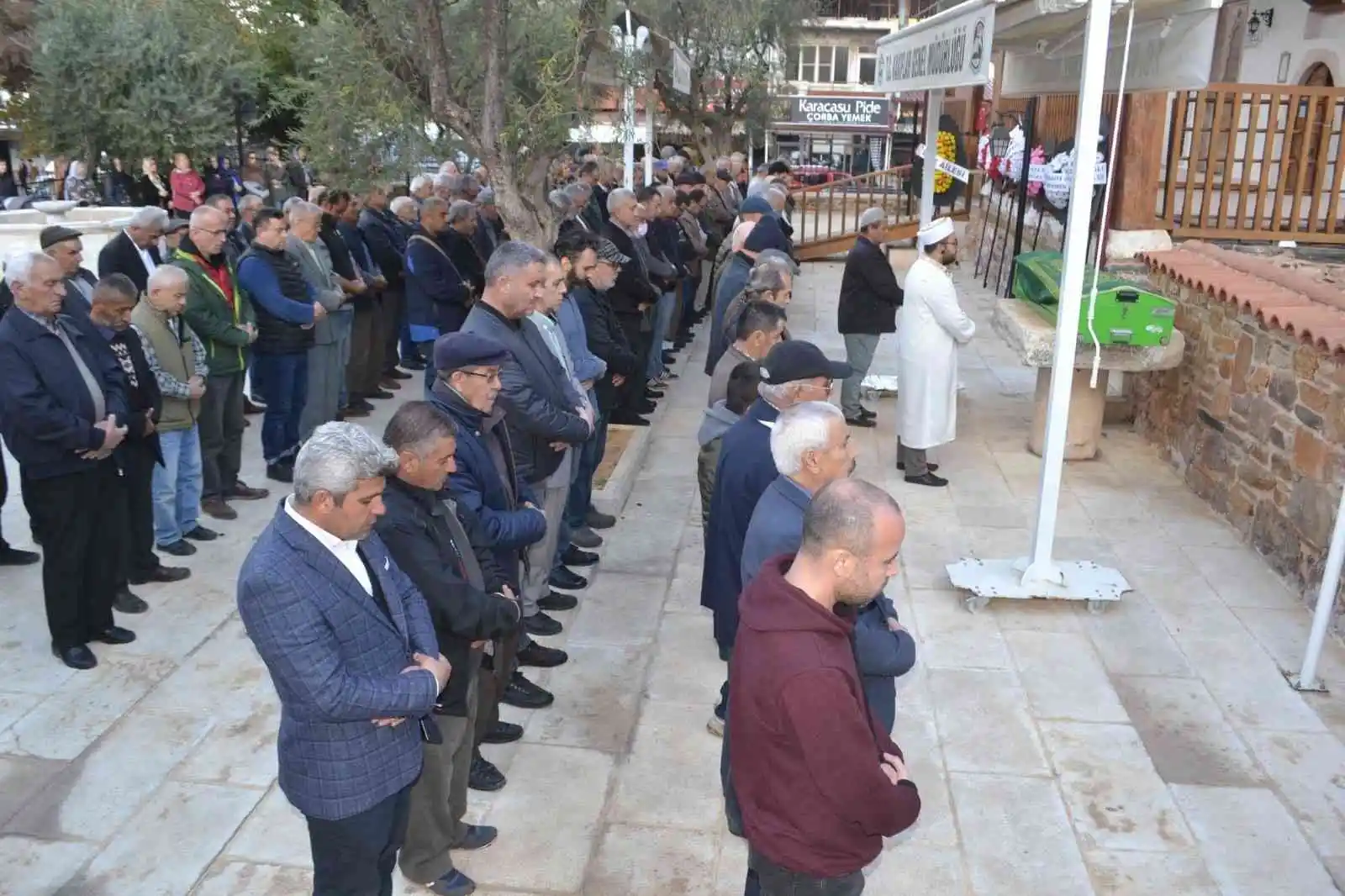 Eski başkan son yolculukta yalnız bırakıldı