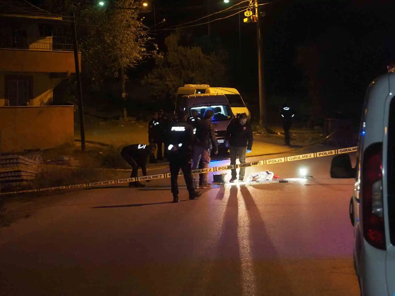 Eski eşi tarafından sokak ortasında başından vuruldu