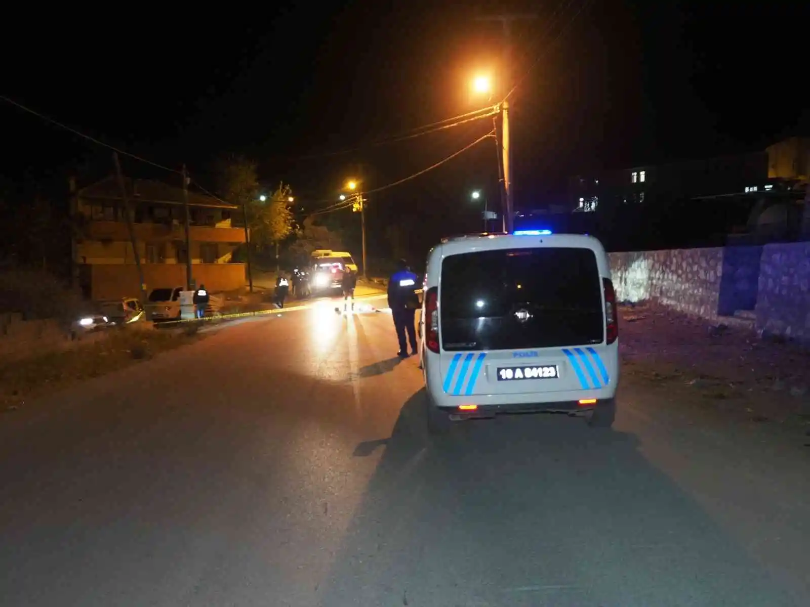 Eski eşi tarafından sokak ortasında başından vuruldu