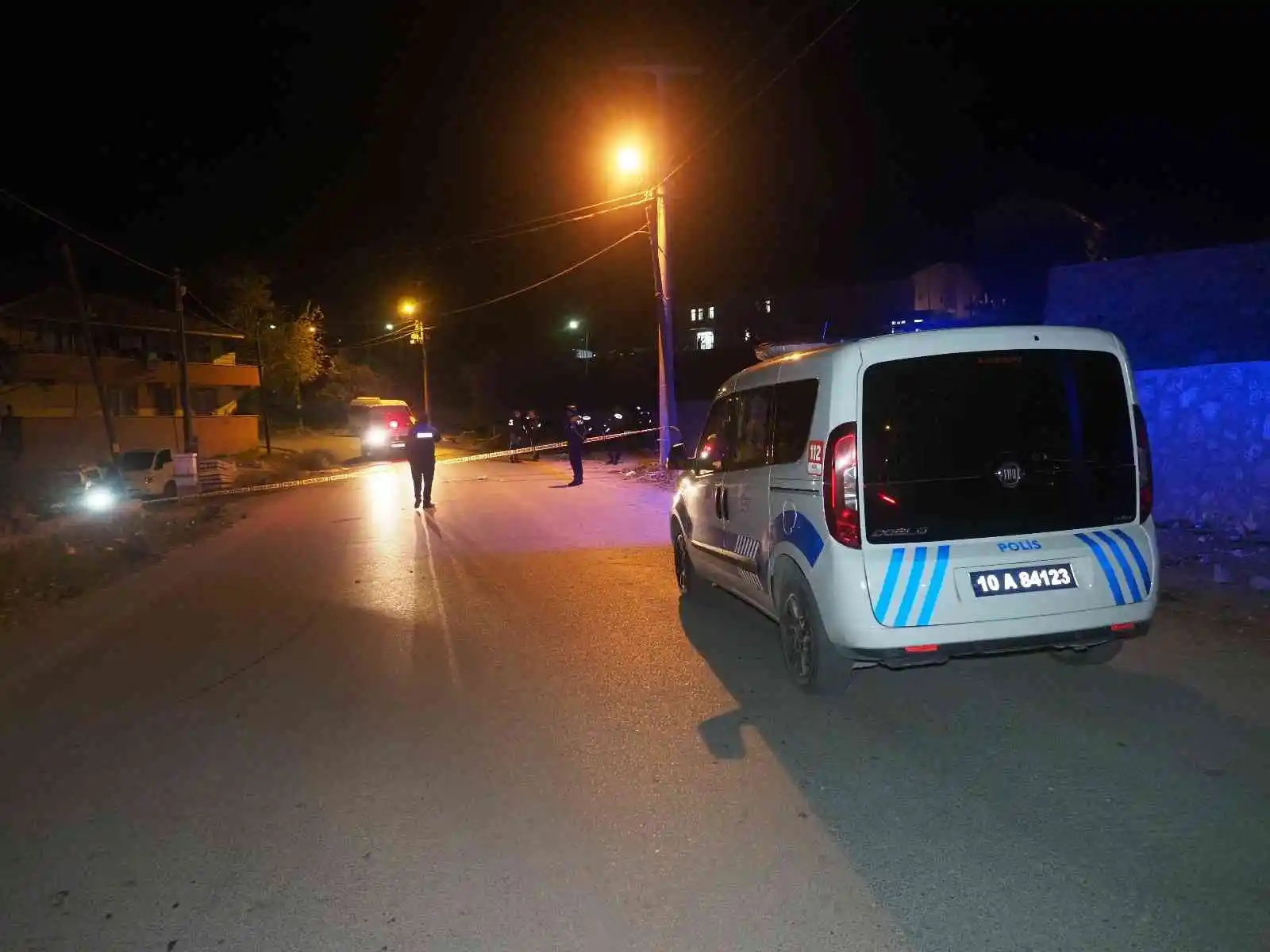 Eski eşi tarafından sokak ortasında başından vuruldu