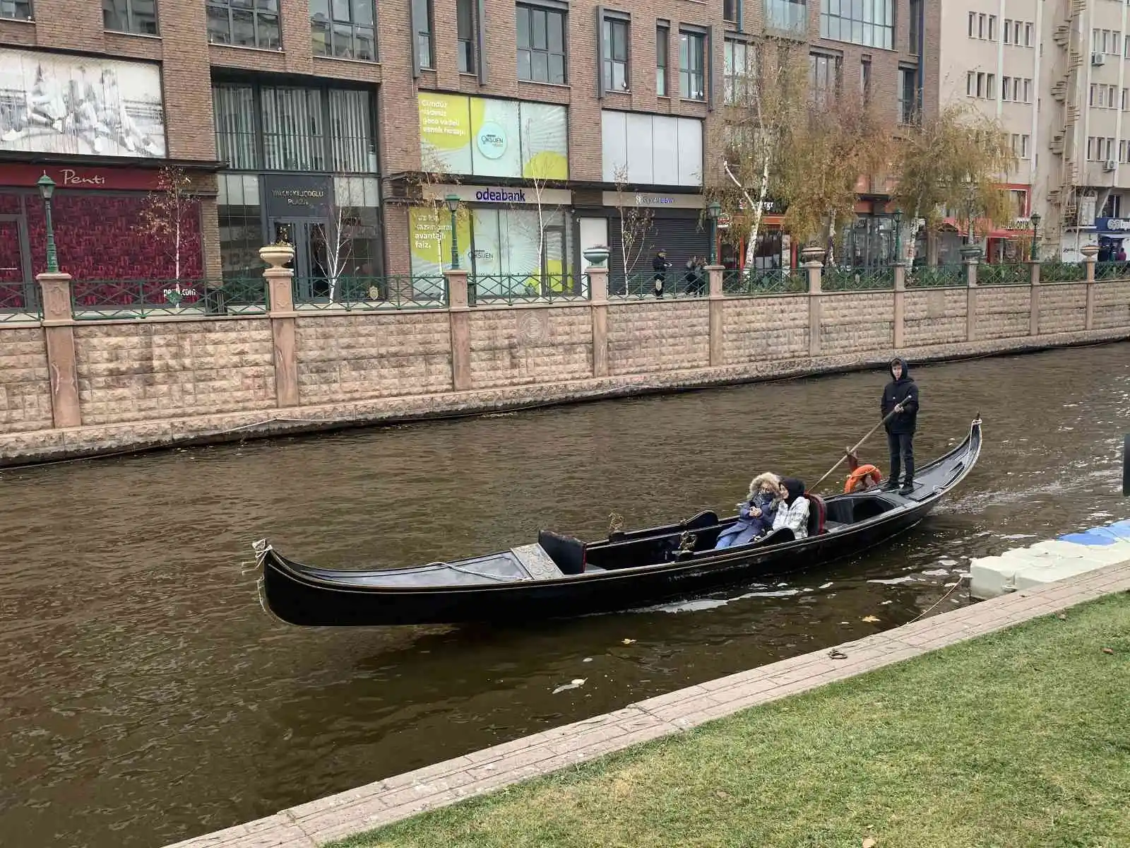 Eskişehir’de soğuk havaya rağmen gondol keyfi sürüyor