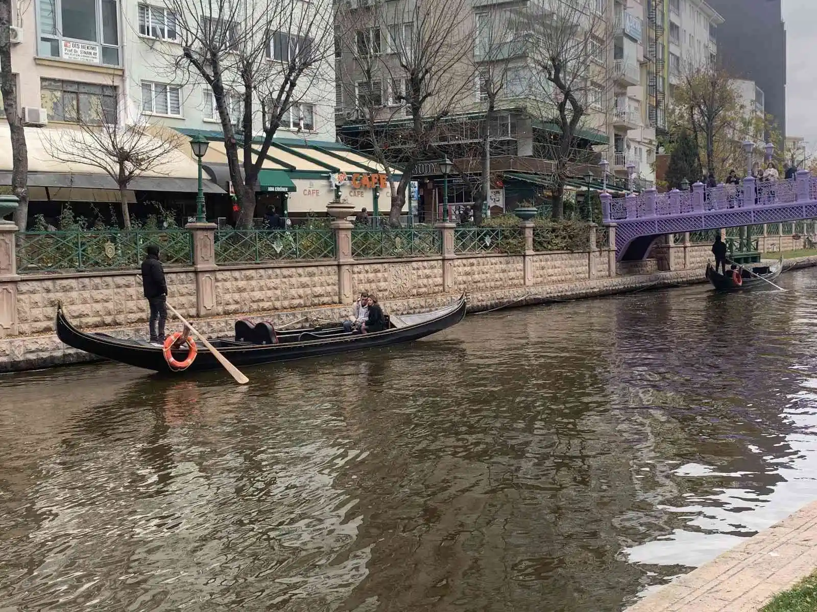 Eskişehir’de soğuk havaya rağmen gondol keyfi sürüyor