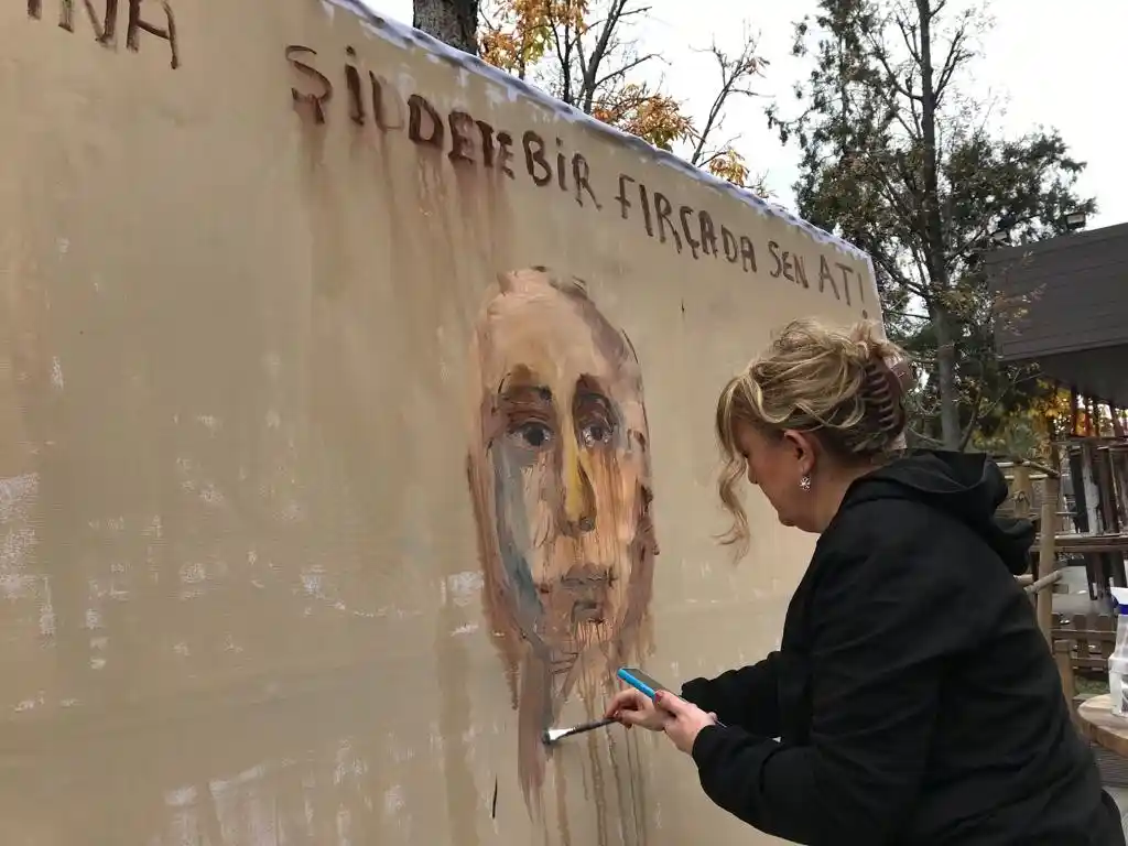Eskişehirli ressam ve vatandaşlar kadına şiddete resim yaparak tepki gösterdi