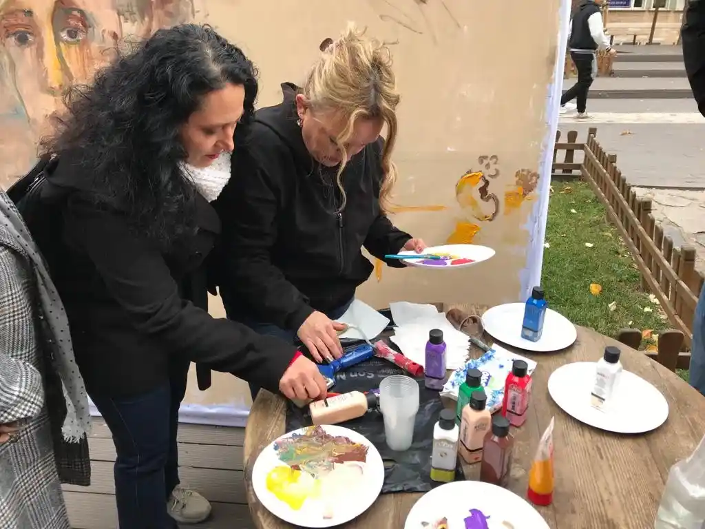 Eskişehirli ressam ve vatandaşlar kadına şiddete resim yaparak tepki gösterdi