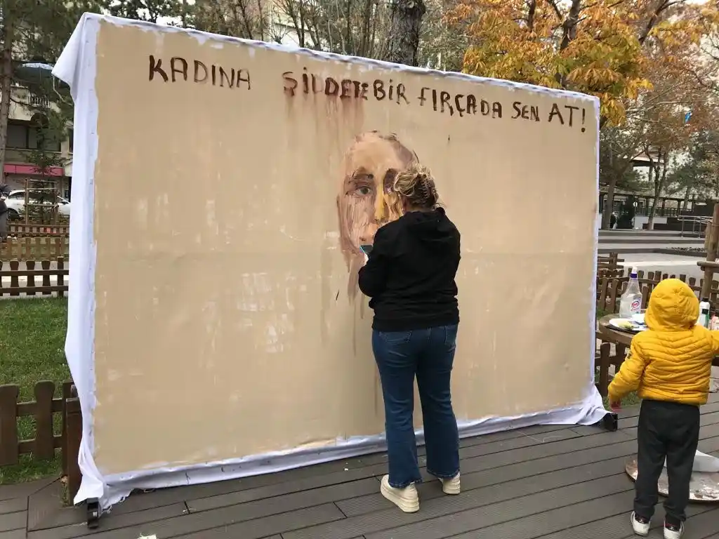 Eskişehirli ressam ve vatandaşlar kadına şiddete resim yaparak tepki gösterdi
