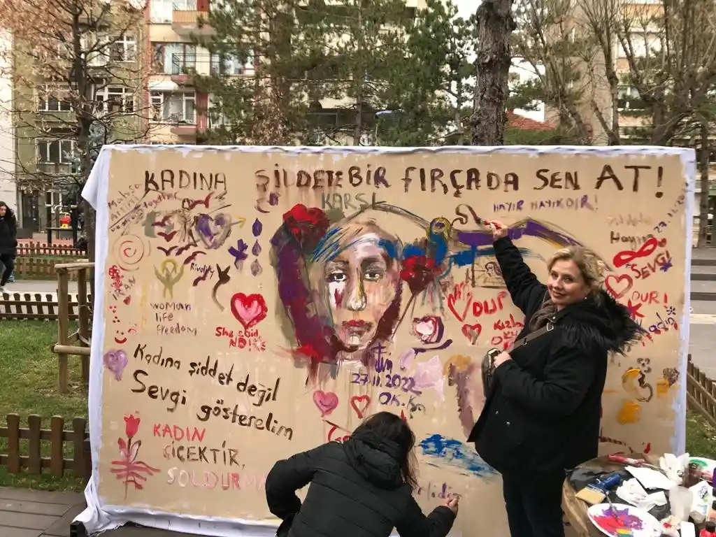 Eskişehirli ressam ve vatandaşlar kadına şiddete resim yaparak tepki gösterdi