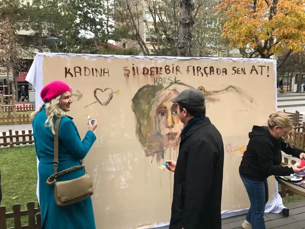 Eskişehirli ressam ve vatandaşlar kadına şiddete resim yaparak tepki gösterdi