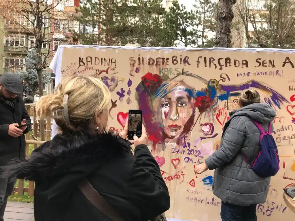 Eskişehirli ressam ve vatandaşlar kadına şiddete resim yaparak tepki gösterdi