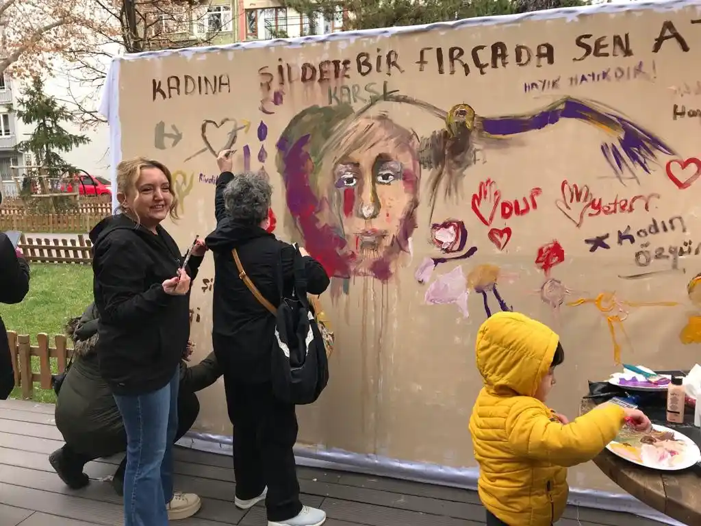 Eskişehirli ressam ve vatandaşlar kadına şiddete resim yaparak tepki gösterdi