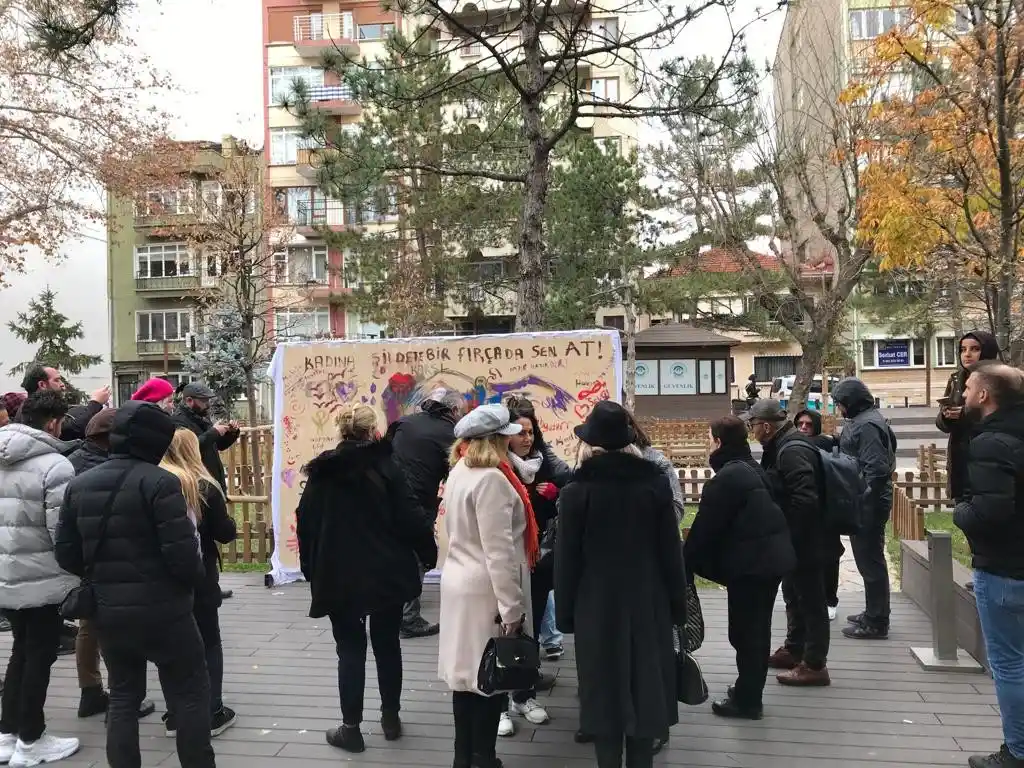 Eskişehirli ressam ve vatandaşlar kadına şiddete resim yaparak tepki gösterdi