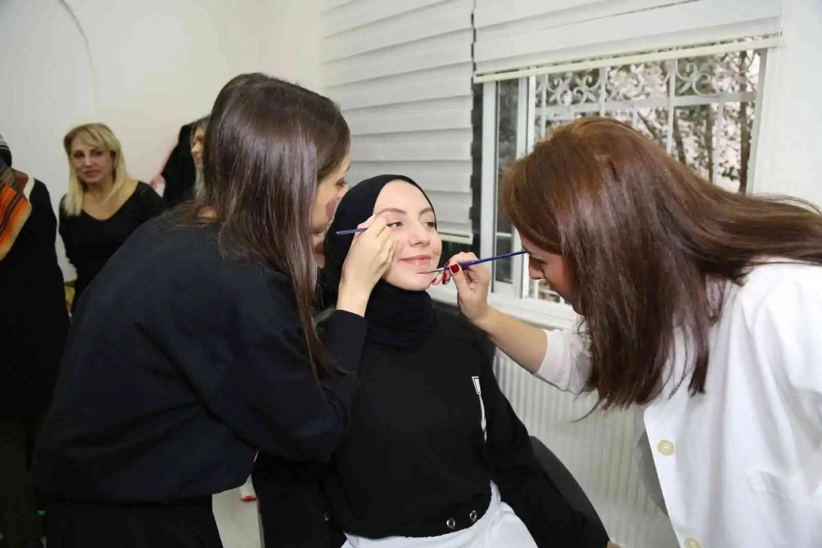 ESMEK'in temel makyaj eğitimleri büyük ilgi görüyor
