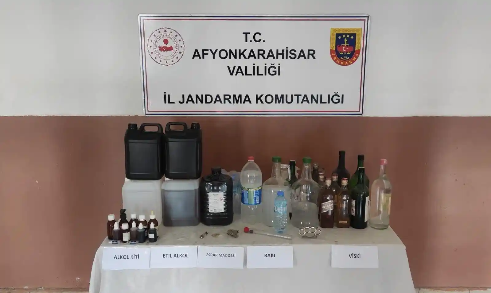 Evinde kaçak içki malzemeleri ile birlikte yakalandı
