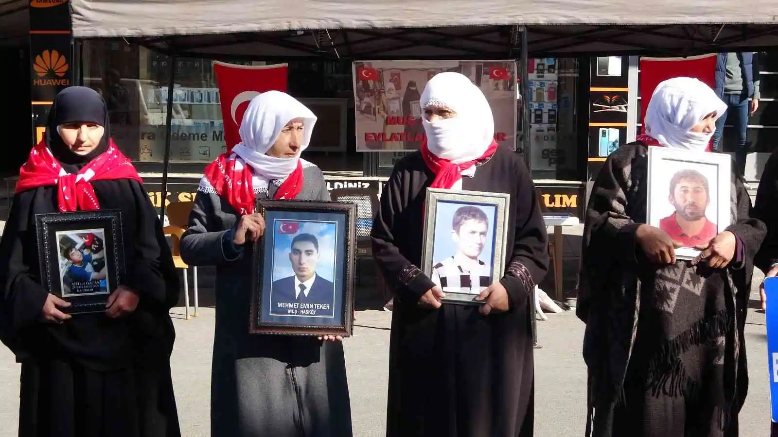 Evlat nöbetindeki anneler HDP’den yükselen müzik sesine tepki gösterdi
