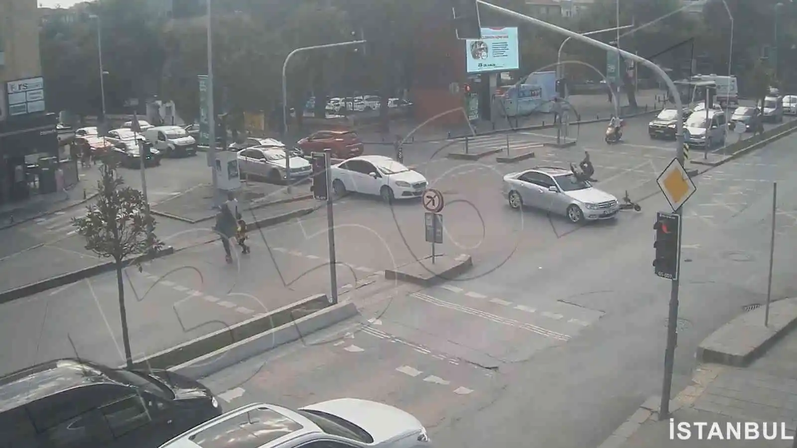 Farklı illerde dikkatsizlik sonucu meydana gelen trafik kazaları KGYS görüntülerine yansıdı