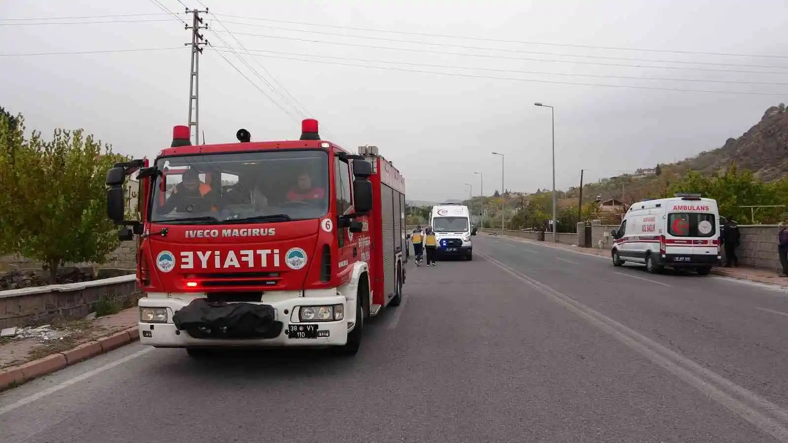 Feci kazada otomobil parçalara bölündü
