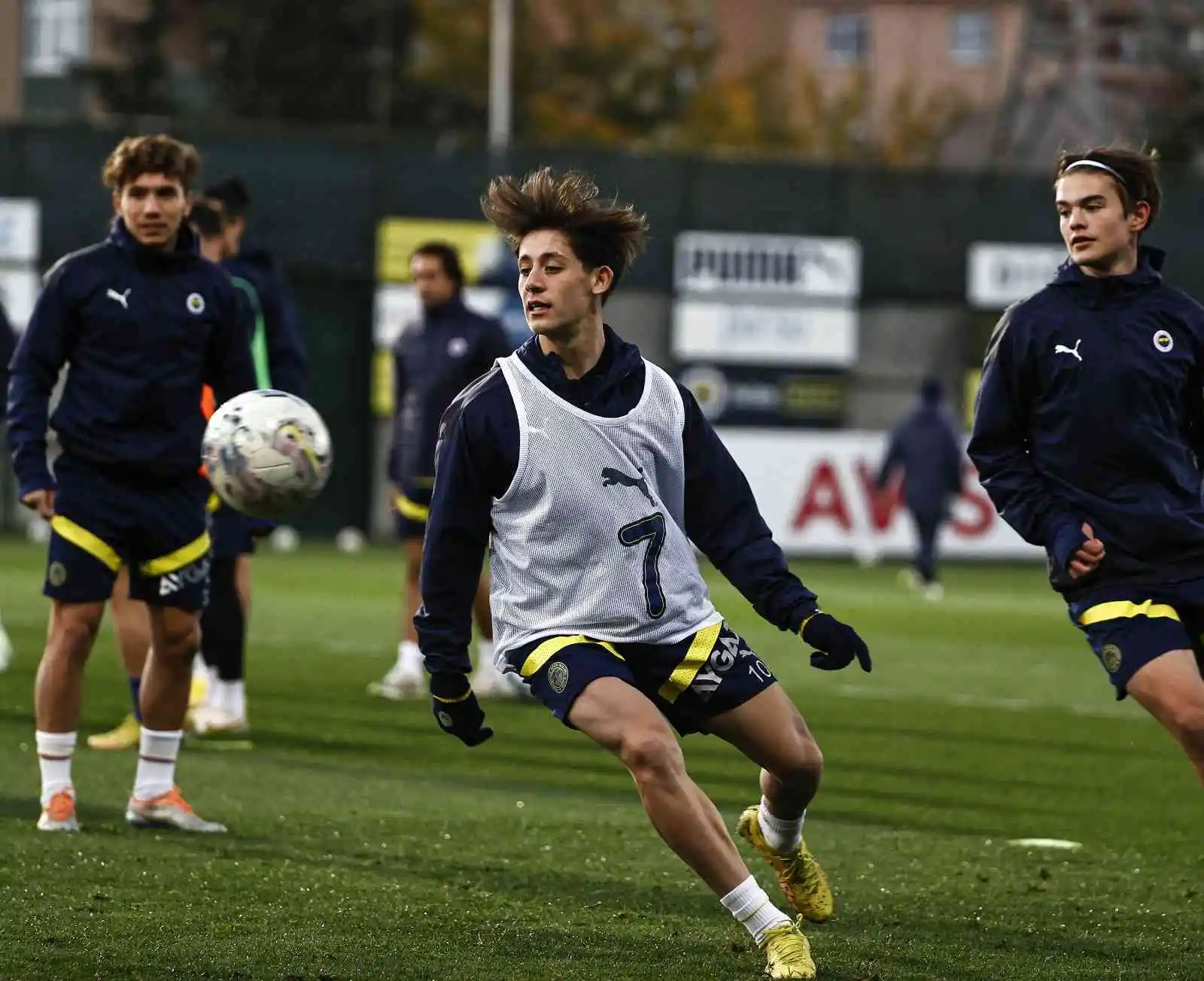 Fenerbahçe’de Peres ve Henrique sevinci
