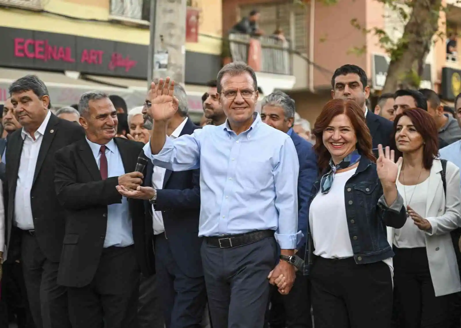 Festivalin kortej yürüyüşü ilçeye renk kattı
